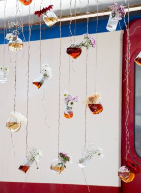 Dizeleri asılı bitkisel çay şişe