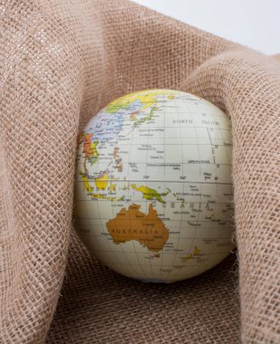 Tuval arka plan üzerine yerleştirilen Küre