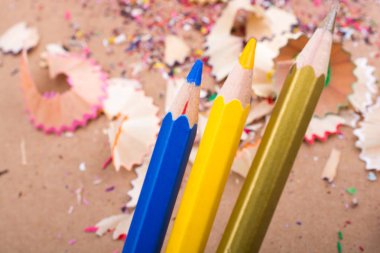  Bir dizüstü bilgisayar üzerinde renkli kalemler