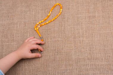 Çeşitli renk boncuk elinde dua