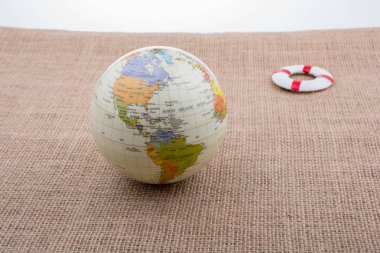 Tuval üzerinde bir dünya yanında can simidi 