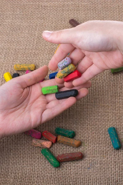 Kullanılan renkli boya kalemi ve gençler elleri