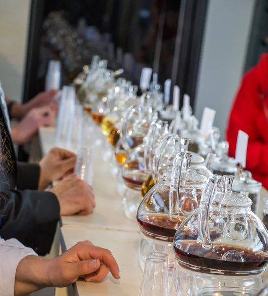 Bir şişe çaydanlık ve çay bitki bitki çayı