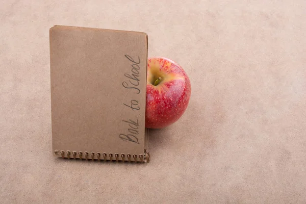 Bir defter ile yazı okuluna geri dön