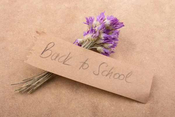 Voltar à escola lettering com buquê de flores — Fotografia de Stock