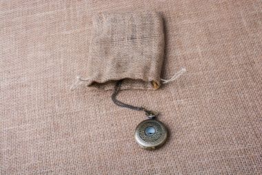 Mekanik cep saati bir çuvala tuval üzerine üzerinde 