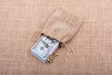 Retro anahtar ve bize bir paket Doları bir çuval içinde