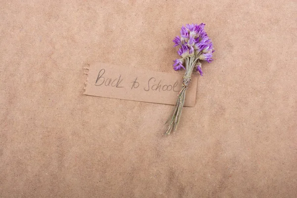Vissza az iskolába, betűk, a csokor virág — Stock Fotó
