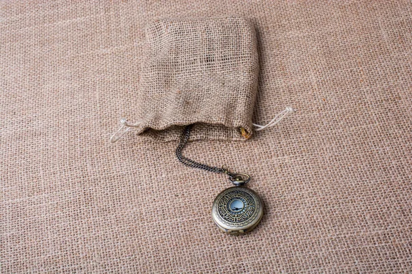 Mekanik cep saati bir çuvala tuval üzerine üzerinde 