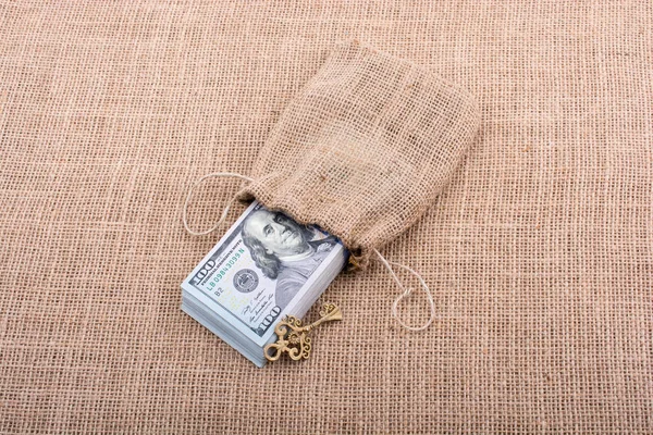 Retro anahtar ve bize bir paket Doları bir çuval içinde