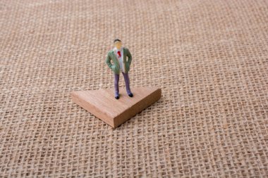 Adam heykelcik duran bir üçgen 