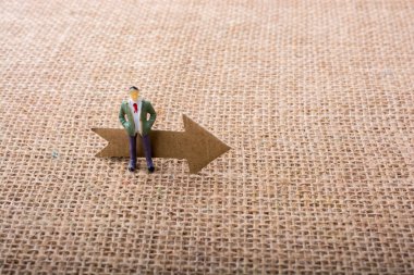 Tuval üzerinde bir ok tarafından liderliğindeki heykelcik adam