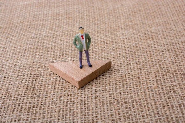 Adam heykelcik duran bir üçgen 