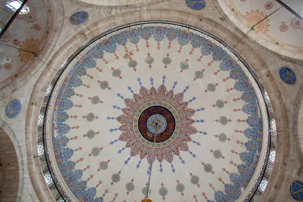 오스만 건축에 돔의 내부 보기 — 스톡 사진
