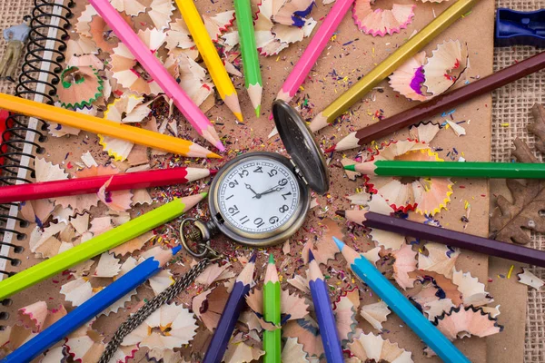 Reloj de bolsillo retro con lápices y virutas — Foto de Stock