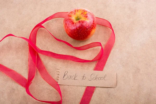Vissza az iskolába, betűk, almával és egy szalag — Stock Fotó
