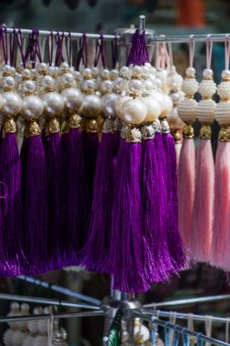 Çeşitli renklerde geleneksel püsküllü