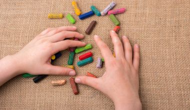 Kullanılan renkli boya kalemi ve gençler yardım