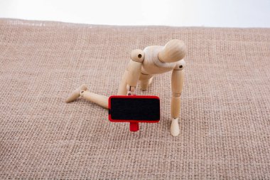 Tahtadan adamın hakları Kurulu elinde tutan