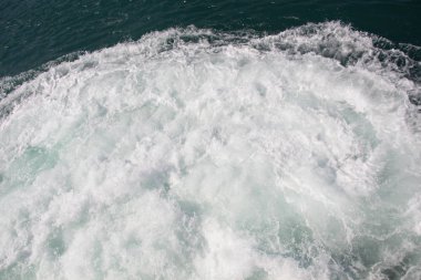 Köpük ve kabarcıklar ile su yüzey arka plan