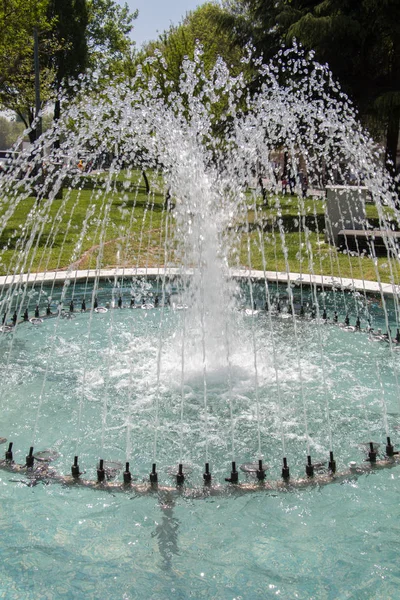 The fountains gushing sparkling water in a poo — Stock Photo, Image