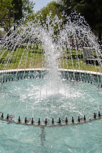 Die Fontänen sprudeln sprudelndes Wasser in einem poo — Stockfoto