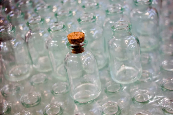 Conjunto de pequeñas botellas vacías transparentes en una caja — Foto de Stock