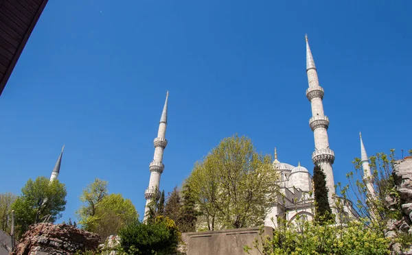 Minaret d'une mosquée de style ottoman — Photo