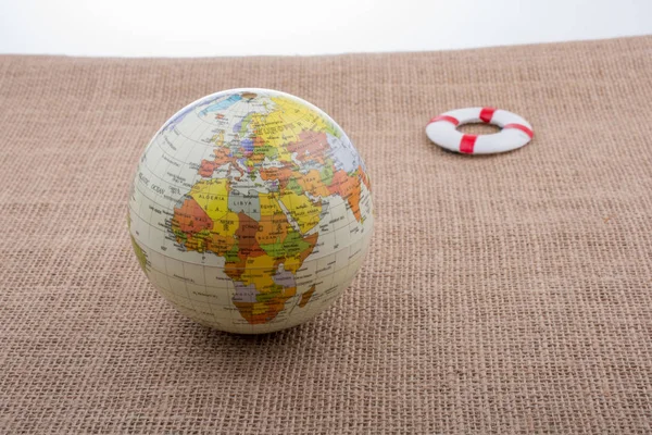 Tuval üzerinde bir dünya yanında can simidi 