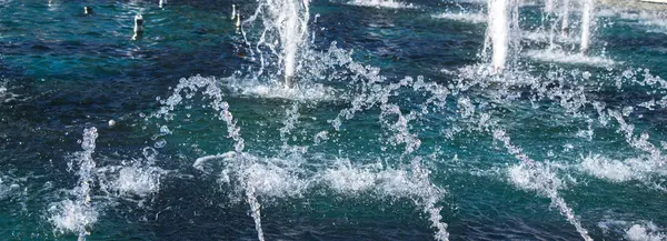Bir kaka köpüklü su fışkıran çeşmeler — Stok fotoğraf