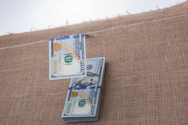 Bize banknot dolar bir ipte asılı