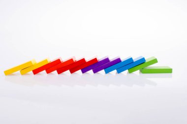 Coorful domino taşları beyaz arka plan üzerinde