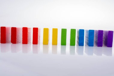 Coorful domino taşları beyaz arka plan üzerinde