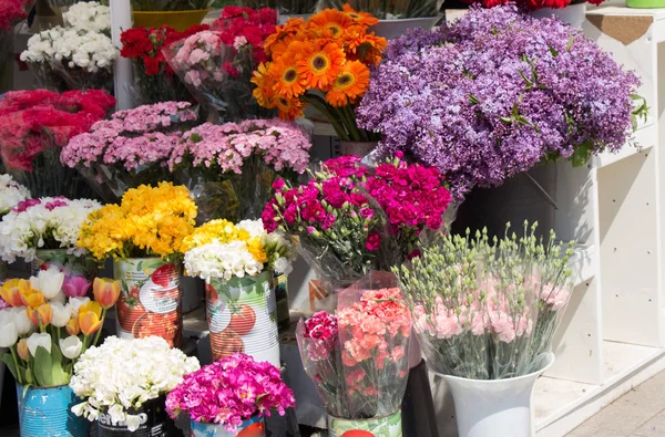 Färgglada blommor i vas — Stockfoto