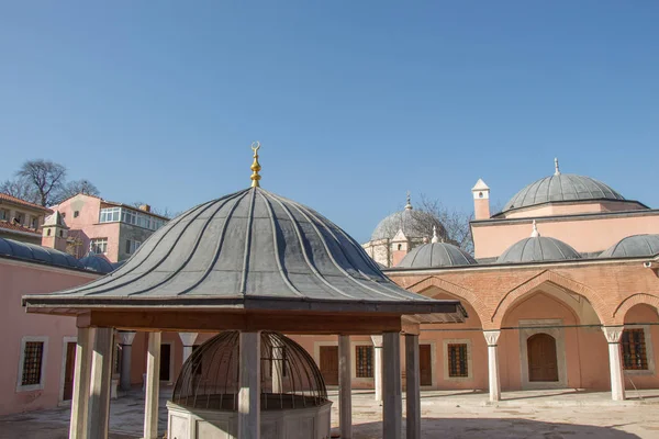 Vista esterna della cupola nell'architettura ottomana — Foto Stock