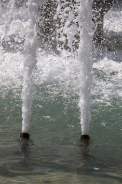 Bir havuzda köpüklü su fışkıran çeşmeler