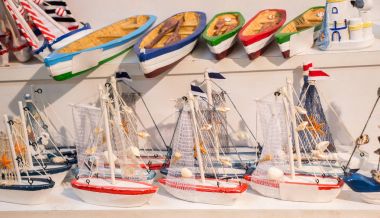 Küçük renkli model tekneler kümesi
