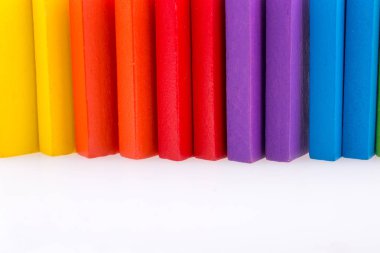 Coorful domino taşları beyaz arka plan üzerinde