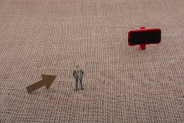 Heykelcik insan hakları kurulu tutan yanında 