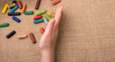 Kullanılan renkli boya kalemi ve gençler yardım