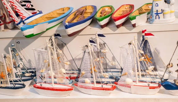 Küçük renkli model tekneler kümesi