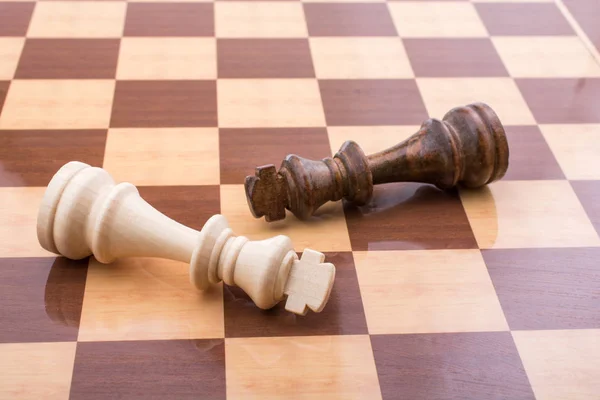 Шахова дошка з шаховими фігурами — стокове фото