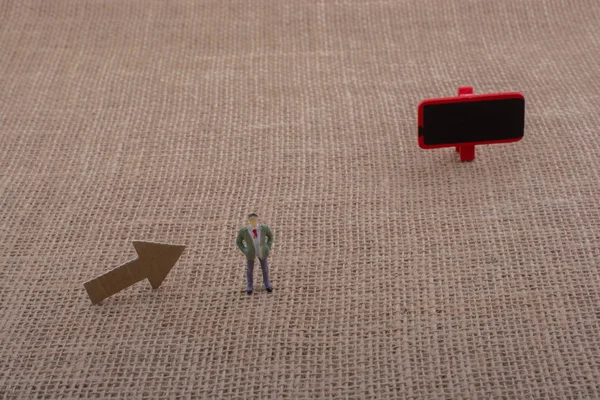 Heykelcik insan hakları kurulu tutan yanında 