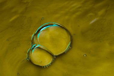 Arka plan olarak su üzerinde renkli su bubles