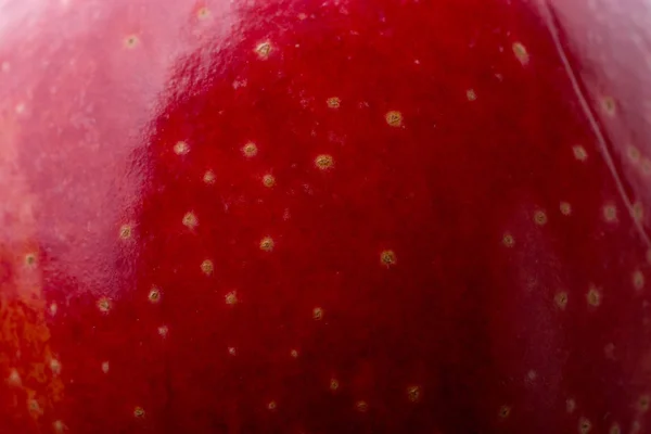 Apel merah segar dengan titik-titik di tampilan dekat — Stok Foto
