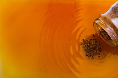 Kahve sıcak suda çözülür