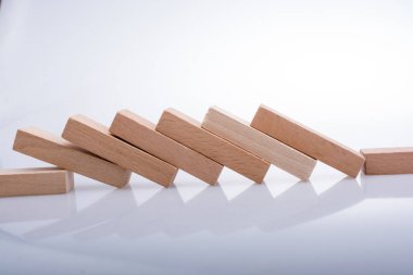 Beyaz arka plan üzerinde ahşap domino taşları