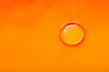 Arka plan olarak su üzerinde renkli su bubles