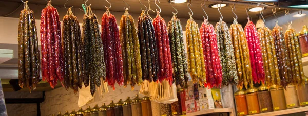 İçinde ceviz olan geleneksel sosis şekilli şekerler.