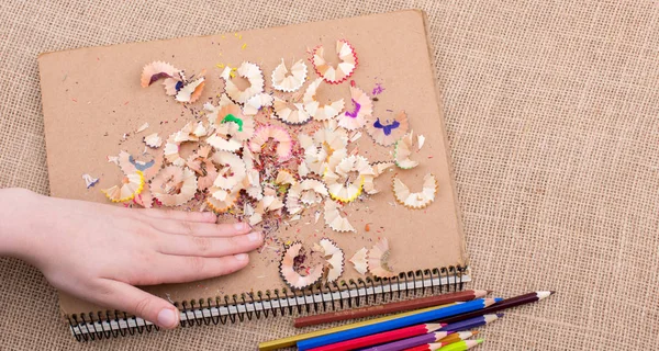  kahverengi bir arka plan üzerinde renkli kalemler